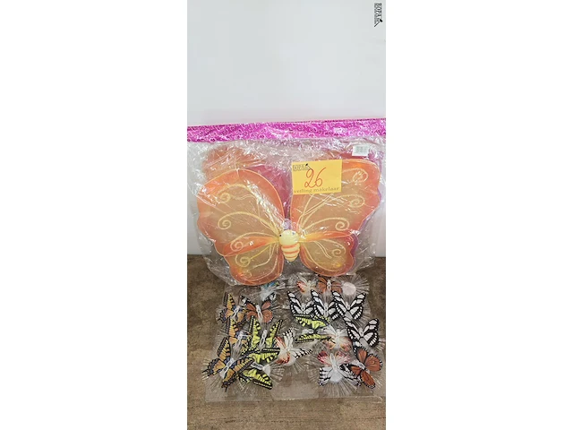 Lot 26 - grote vlinders en kleine lichtgevende vlinders - afbeelding 1 van  5