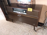 Lot 26 - grundig radiomeubel - afbeelding 1 van  3