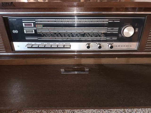 Lot 26 - grundig radiomeubel - afbeelding 2 van  3