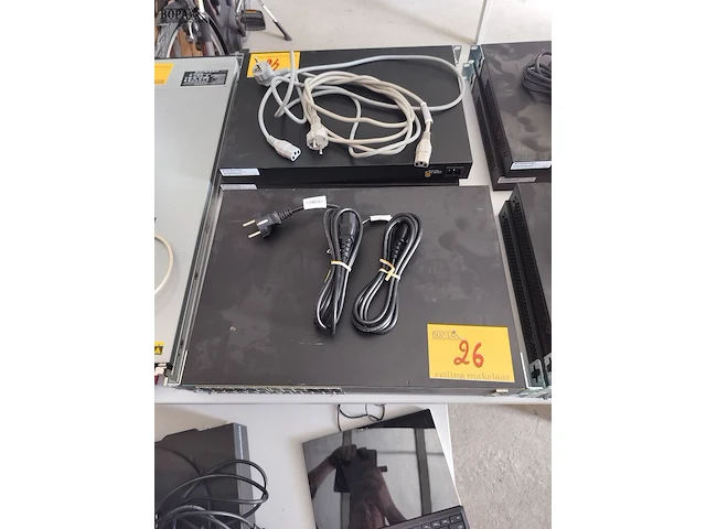 Lot 26 - hp officeconnect switchen - 2 stuks - afbeelding 1 van  3