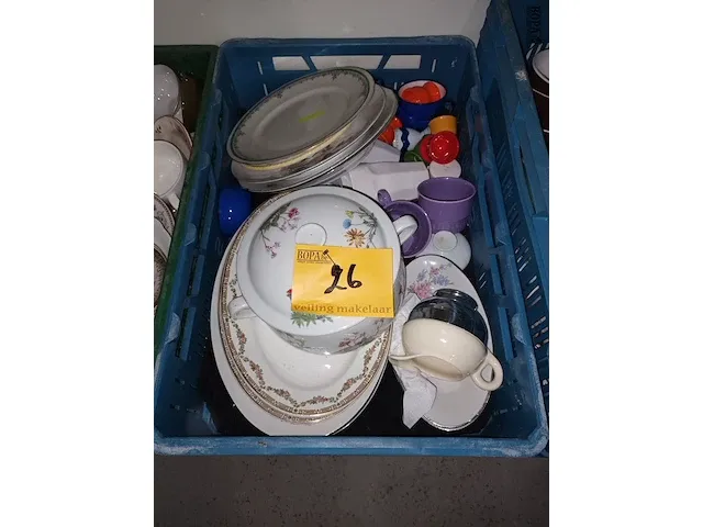 Lot 26 - huisraad. 1 bak - afbeelding 1 van  4