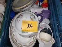 Lot 26 - huisraad. 1 bak - afbeelding 1 van  4