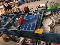 Lot 26 - huisraad. 8 bakken - afbeelding 1 van  9