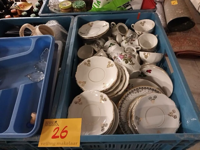 Lot 26 - huisraad. 8 bakken - afbeelding 2 van  9