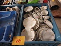Lot 26 - huisraad. 8 bakken - afbeelding 2 van  9