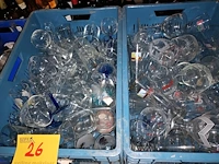 Lot 26 - huisraad. 8 bakken - afbeelding 3 van  9