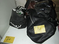 Lot 26 - lot handtassen en riemen - afbeelding 1 van  2
