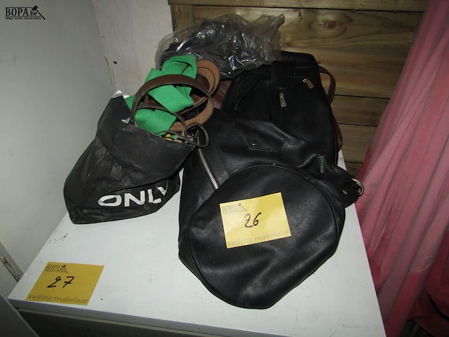 Lot 26 - lot handtassen en riemen - afbeelding 2 van  2