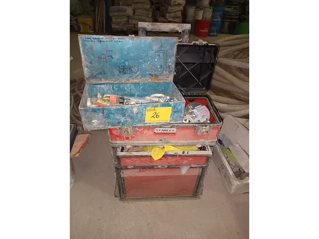 Lot 26 - materiaalkoffers deels gevuld. 2 stuks - afbeelding 1 van  4
