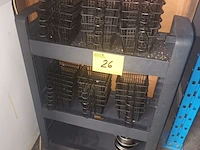 Lot 26 - rekje met frietmandjes - afbeelding 1 van  3