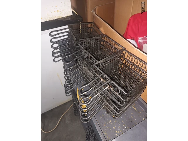 Lot 26 - rekje met frietmandjes - afbeelding 3 van  3
