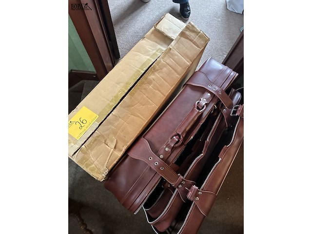 Lot 26 - set valiezen namaakleder, 3 stuks en 1 handbagage - afbeelding 1 van  6