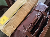 Lot 26 - set valiezen namaakleder, 3 stuks en 1 handbagage - afbeelding 1 van  6