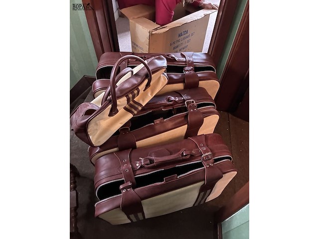 Lot 26 - set valiezen namaakleder, 3 stuks en 1 handbagage - afbeelding 2 van  6