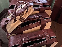 Lot 26 - set valiezen namaakleder, 3 stuks en 1 handbagage - afbeelding 2 van  6