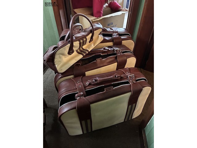 Lot 26 - set valiezen namaakleder, 3 stuks en 1 handbagage - afbeelding 3 van  6