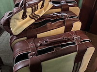 Lot 26 - set valiezen namaakleder, 3 stuks en 1 handbagage - afbeelding 3 van  6