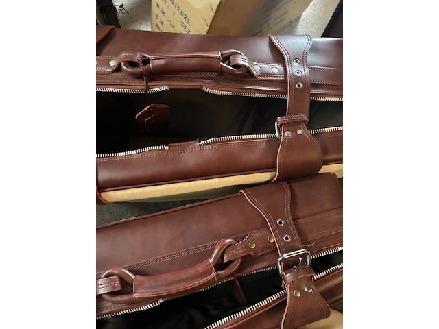 Lot 26 - set valiezen namaakleder, 3 stuks en 1 handbagage - afbeelding 4 van  6