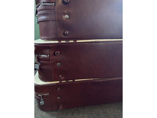 Lot 26 - set valiezen namaakleder, 3 stuks en 1 handbagage - afbeelding 5 van  6