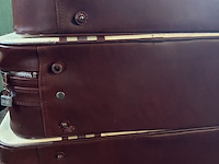 Lot 26 - set valiezen namaakleder, 3 stuks en 1 handbagage - afbeelding 5 van  6