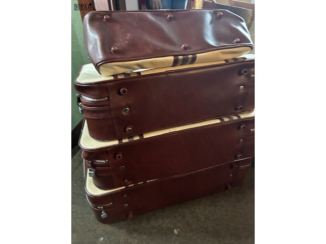 Lot 26 - set valiezen namaakleder, 3 stuks en 1 handbagage - afbeelding 6 van  6