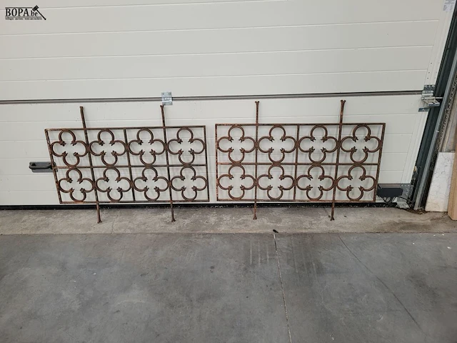 Lot 26 - smeedijzer art deco hekwerk 2 ex. - afbeelding 1 van  3