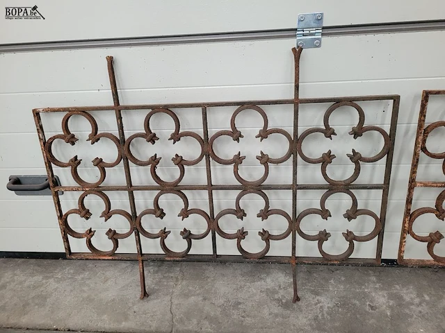 Lot 26 - smeedijzer art deco hekwerk 2 ex. - afbeelding 2 van  3