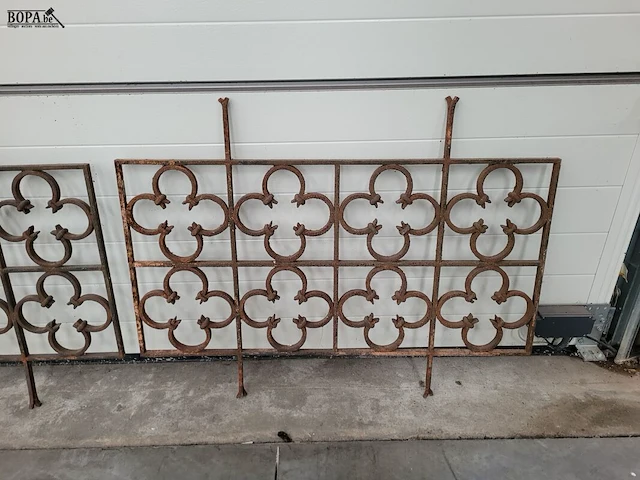 Lot 26 - smeedijzer art deco hekwerk 2 ex. - afbeelding 3 van  3