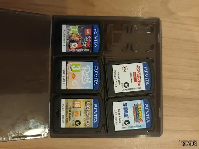 Lot 26 - sony psvita met spelletjes - afbeelding 3 van  4