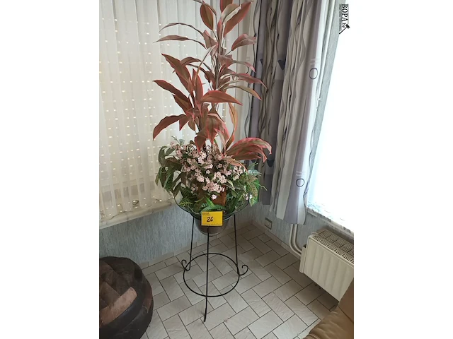 Lot 26 - standaard met kunstplant - afbeelding 1 van  4