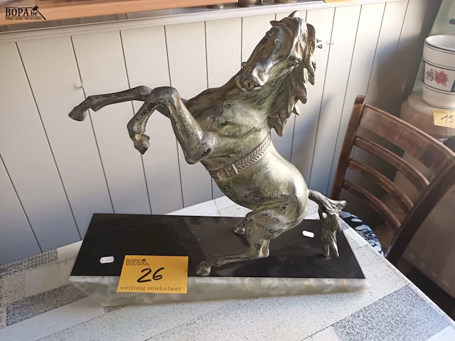 Lot 26 - steigerend paard op marmer - afbeelding 1 van  4