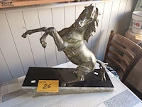 Lot 26 - steigerend paard op marmer - afbeelding 1 van  4