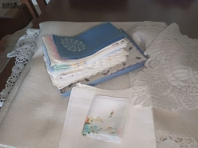 Lot 26 - tafeltapijtjes en zakdoeken. 30 stuks - afbeelding 2 van  4