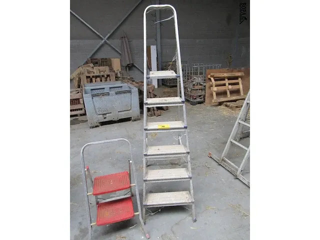 Lot 26 - trapladders 2 stuks - afbeelding 1 van  3