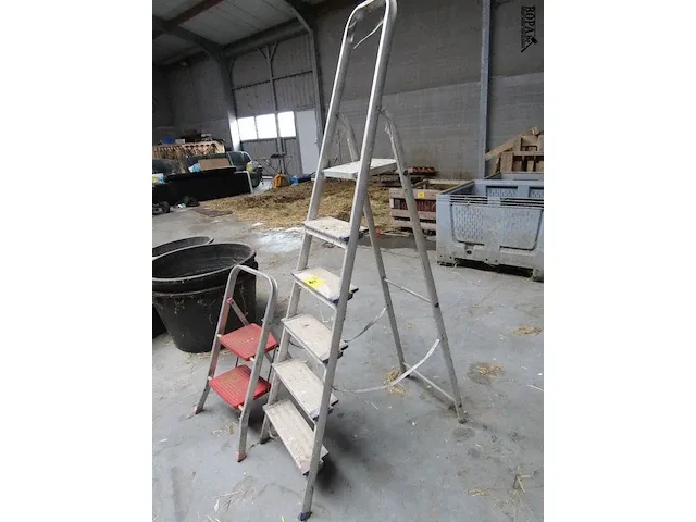 Lot 26 - trapladders 2 stuks - afbeelding 3 van  3