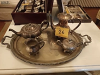 Lot 26 - verzilverd koffieset op plateau