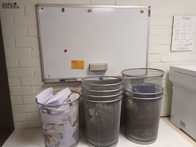 Lot 26 - whiteboard en vuilnismanden - afbeelding 1 van  4