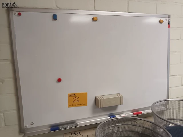 Lot 26 - whiteboard en vuilnismanden - afbeelding 2 van  4