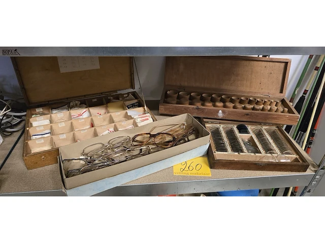 Lot 260 - brillen en onderdelen, lenzen, meetinstrumenten.... - afbeelding 1 van  5