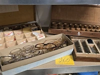 Lot 260 - brillen en onderdelen, lenzen, meetinstrumenten.... - afbeelding 1 van  5