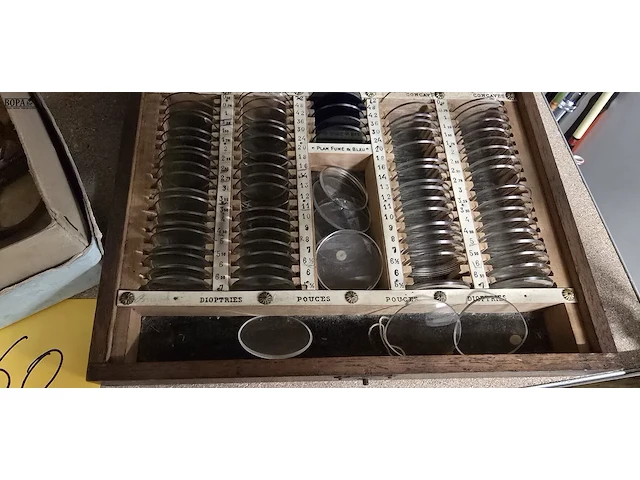 Lot 260 - brillen en onderdelen, lenzen, meetinstrumenten.... - afbeelding 2 van  5