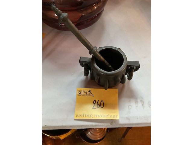 Lot 260 - bronzen stamper met vijzel - afbeelding 1 van  3