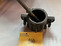 Lot 260 - bronzen stamper met vijzel - afbeelding 1 van  3