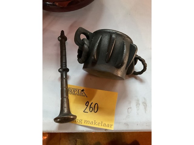 Lot 260 - bronzen stamper met vijzel - afbeelding 2 van  3