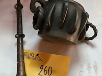 Lot 260 - bronzen stamper met vijzel - afbeelding 2 van  3