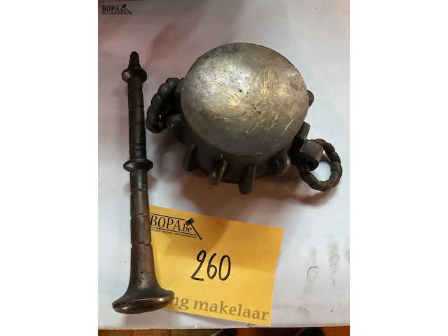 Lot 260 - bronzen stamper met vijzel - afbeelding 3 van  3