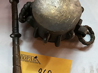 Lot 260 - bronzen stamper met vijzel - afbeelding 3 van  3