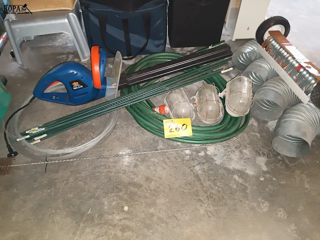Lot 260 - doe-het-zelf materiaal. 12 stuks - afbeelding 1 van  4