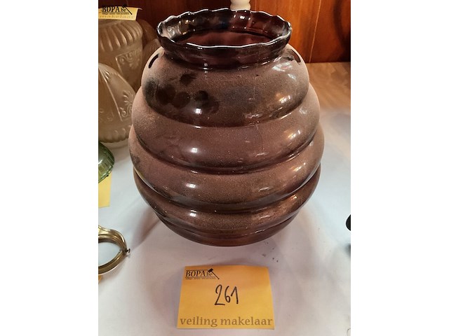 Lot 261 - vaas art deco in amethistkleur - afbeelding 1 van  3