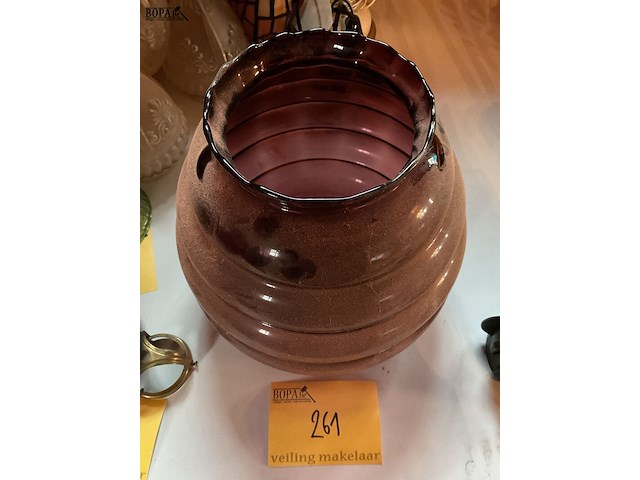 Lot 261 - vaas art deco in amethistkleur - afbeelding 2 van  3